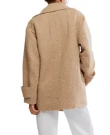 Abrigo tipo peacoat de corte oversize y silueta cuadrada, confeccionado en mezcla de lana con patrón de espiga en tonos negro y gris. Presenta cuello de solapa, cierre frontal de doble botonadura y mangas largas.