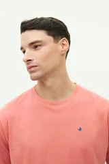 Remera azul marino de manga corta con logo bordado en el pecho.