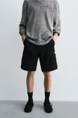 Bermuda cargo de algodón color marrón oscuro, tiro medio, corte regular, con bolsillos laterales de parche con solapa y bolsillos traseros de vivo.