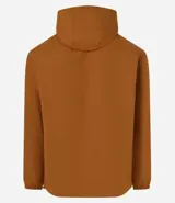 Campera rompevientos color verde oliva, con capucha ajustable con cordón, cierre frontal con cremallera, bolsillos laterales con cremallera y puños elásticos.