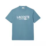 Remera celeste de algodón con cuello redondo y logo Lacoste estampado en el pecho.