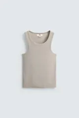 Conjunto de pijama color gris compuesto por una camiseta sin mangas de corte ajustado y un bóxer corto con cintura elástica y botones.