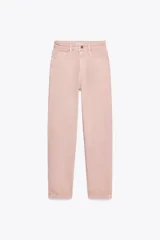Pantalón de jean rosado, de tiro alto, corte mom leg y largo tobillero.