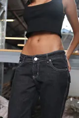 Pantalón denim straight color negro con lavado efecto crudo, acceso con cierre metálico y botón, cinco pasacintos, bolsillos laterales y traseros con bordado.