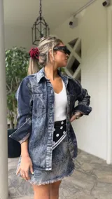 Camisa de denim celeste con efecto lavado y corte holgado.