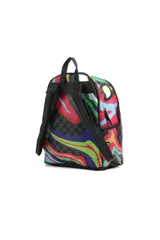 Mochila con diseño gráfico colorido de un tiburón y patrones abstractos.