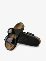 Sandalias Birkenstock Arizona negras de charol con doble tira ajustable con hebillas metálicas y plantilla anatómica de corcho.