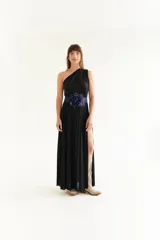 Faja elástica negra con aplique de flor de plumas negras y centro de strass.