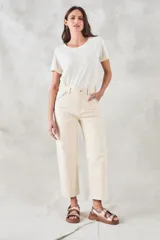 Remera blanca de algodón peinado con corte recto y mangas cortas.