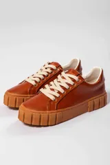 Zapatillas acordonadas color marrón con suela track.