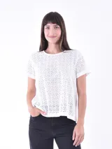 Blusa blanca con calados y mangas cortas.