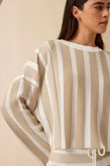 Sweater de punto a rayas verticales color beige y blanco con lurex.