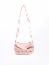 Cartera de mano rosada con moño grande decorativo en el frente y cierre superior con cremallera.