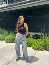 Jean de mujer tiro alto, color celeste claro lavado, de corte ancho y pierna recta.