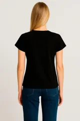 Remera gris oscuro con estampado rectangular color cobre con la frase "just imagine".