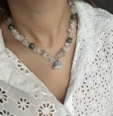Collar hecho con piedras de 1 cm y un colgante en forma de pulpo de vidrio.
