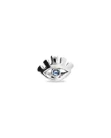 Anillo plateado en forma de ojo con cristal facetado azul.