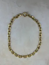 Collar de cadena dorada con eslabones rectangulares y cierre de aro tipo spring ring.