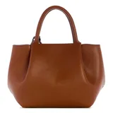Cartera tipo satchel de mujer marca Guess, color marrón (cognac), confeccionada en poliuretano texturizado. Presenta dos asas superiores y una correa ajustable y removible para llevar al hombro o cruzada. Incluye un dije colgante decorativo con el logo de la marca.