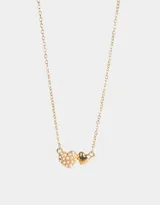 Collar corto dorado con cadena de eslabones y dije doble de corazones, uno liso y otro con incrustaciones de perlas.