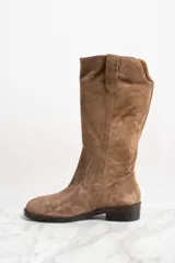 Bota de caña media color marrón de cuero gamuzado, con detalle de tira vertical en la parte superior de la caña.