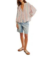 Camisa de manga larga con cuello mao y cierre frontal con botones. Diseño a rayas verticales en tonos celeste, rosa y blanco.
