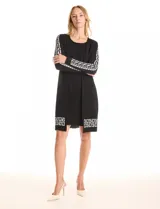 Vestido negro de manga larga con cuello redondo y diseño de cárdigan abierto superpuesto. Presenta un patrón geométrico blanco en las mangas y en el dobladillo.
