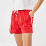 Short deportivo rojo con cintura elástica ajustable con cordón.