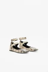 Balerina baja de cuero con grabado reptil, con doble tira de ajuste en los tobillos y remaches en níquel.