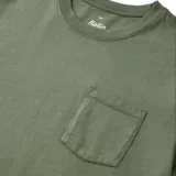 Remera verde de manga corta con bolsillo en el pecho.
