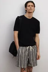 Short regular fit de algodón a rayas verticales en tonos gris y blanco, con cintura elástica ajustable con cordón, bolsillos laterales y bolsillo trasero. Corte estándar para una silueta clásica y cómoda.