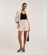 Short de cintura alta color crema con rayas verticales finas en azul marino, con bolsillos laterales y cintura elástica ajustable con lazo.