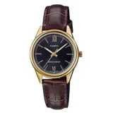 Reloj Casio clásico con correa de cuero marrón y esfera negra con números romanos.