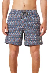 Short de baño azul con estampado de flores rojas y blancas, cordón ajustable en la cintura y largo a media pierna.