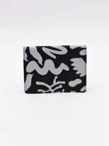 Funda para pasaporte de cuero sintético negro con interior negro y ventana transparente para identificación.