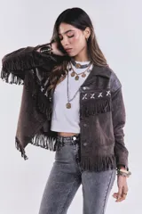 Campera marrón de gamuza con flecos y eco cuero en la parte superior, de corte suelto y con botones.