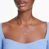 Colgante con cadena fina plateada y dije con el símbolo del infinito adornado con cristales transparentes.