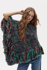 Poncho tejido plano de lana merino multicolor con escote en V y flecos bordados a mano en el ruedo.