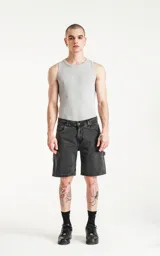 Bermuda de denim negro con calce oversize, estilo carpintero y bolsillo lateral.