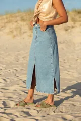 Falda larga de jean celeste con abertura frontal y ruedo desflecado.