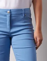 Pantalón de gabardina elastizada color celeste, marca Zac & Rachel, de corte slim. Tiene pretina con pasadores, botón y cierre. Delantera con tres bolsillos y trasera con bolsillos ojal.