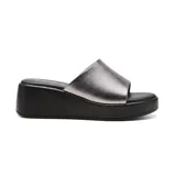 Sandalia de plataforma color peltre con base negra.