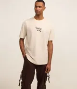 Pantalón cargo recto color negro, de sarga de algodón, con bolsillos laterales con hebillas y trabillas en la cintura.