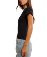 Remera blanca de algodón con cuello en V y mangas cortas.