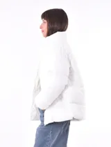 Campera puffer color gris topo, con cuello alto y cierre frontal.