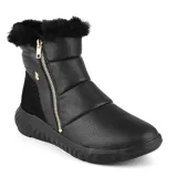 Bota corta blanca de cuero con detalle de piel sintética en el borde superior, cierre lateral con cremallera dorada y suela deportiva.