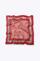Pañuelo cuadrado de satén color rojo con estampado de cachemir y borde con diseño geométrico.