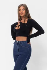 Top negro de lycra con manga larga y corte irregular con aberturas en el escote y detalle de hebilla metálica.