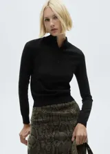 Jersey negro de punto fino con cuello perkins y cierre de botones.