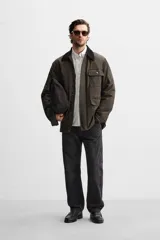 Parka relaxed fit color verde oscuro confeccionada en tejido de algodón con acabado encerado. Tiene cuello solapa combinado en pana negra, manga larga acabada en puño ajustable con botón a presión, bolsillos frontales de plastrón con solapa, bolsillo interior y cierre frontal de botonadura oculta por solapa.